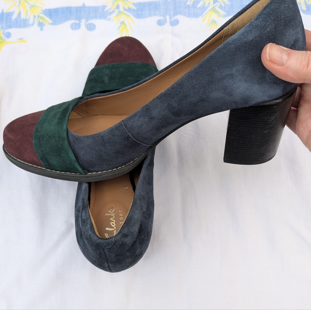 CLARKS 7.5 Artisan Suede Tarah Brae Colorblock Navy Blue Green Block Heels Pumps - Picture 3 of 14
